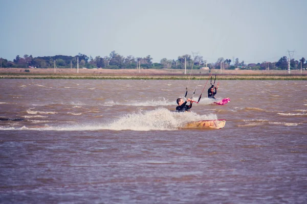Twee Mannen Kitesurfen Een Lagune — Stockfoto