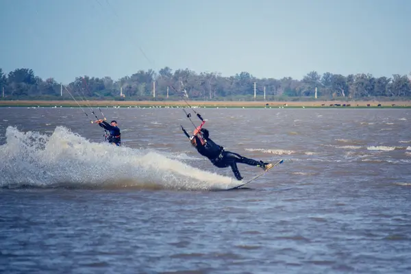 Twee Mannen Spetteren Water Terwijl Kitesurfen — Stockfoto