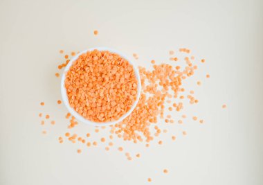 Hafif arka planda mercimek.