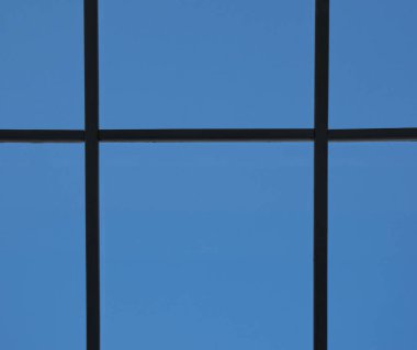 Pencereden pencere çerçevesine bak