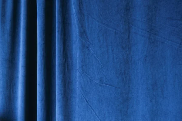 深蓝色窗帘,厚而漂亮的织物制成的窗帘 免版税图库图片