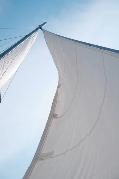 Segla på en yacht i havet mot den blå himlen — Stockfoto