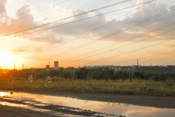 Günbatımı gökyüzünün arka planında elektrik kabloları