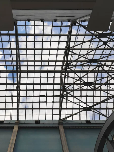 Teto de vidro na loja, estrutura de teto incomum no edifício — Fotografia de Stock