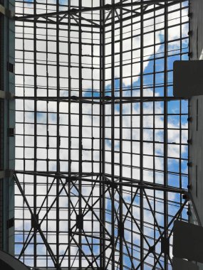 Mağazada cam tavan, binada sıra dışı tavan yapısı.