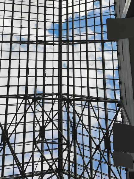 Plafond de verre dans le magasin, structure de plafond inhabituelle dans le bâtiment — Photo