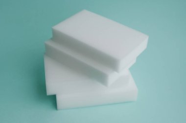 Yıkama ve temizleme için beyaz melamin süngerler