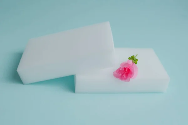 Bulaşık, temizlik ve pembe çiçek için melamin süngerler.