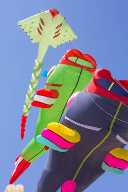 Phetchaburi, Tayland, 11 Mart 2018. Üç balık uçurtması gökyüzünde yüzüyor..