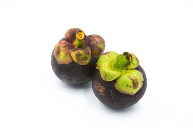 Beyaz zemine iki mangosteen yerleştirildi..