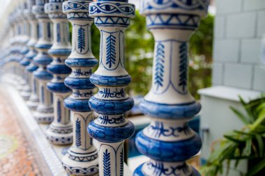 Köprüde mavi çizgili beyaz sütunlar var..