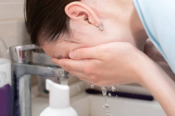 Umyjte Ženskou Tvář Sprškou Vody Umyjte Obličej Umyvadle Pod Proudem — Stock fotografie