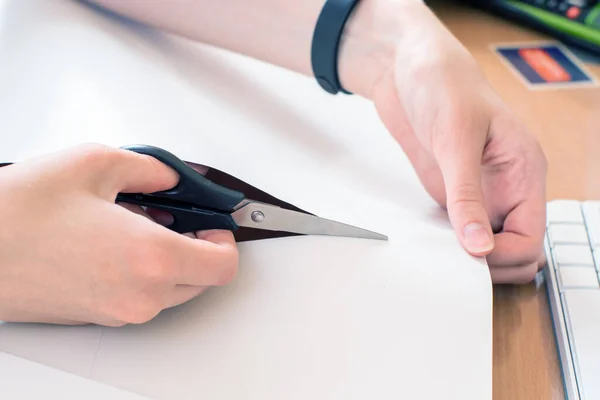 Zbliżenie Żeńska Ręka Tnie Biały Papier Nożyczkami Koncepcja Kreatywności Ręcznie — Zdjęcie stockowe