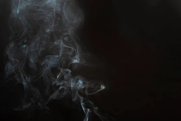 黒い背景に白い煙が隔離されている 煙のストック画像 — ストック写真