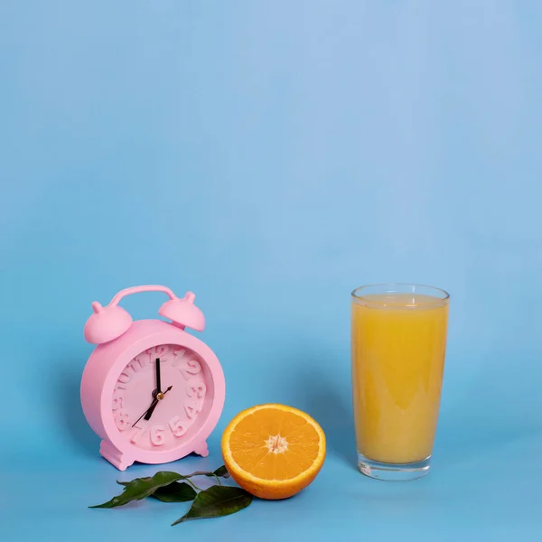 Κοντινό Ροζ Ξυπνητήρι Ένα Ποτήρι Χυμό Πορτοκαλιού Και Φρέσκα Ώριμα — Φωτογραφία Αρχείου