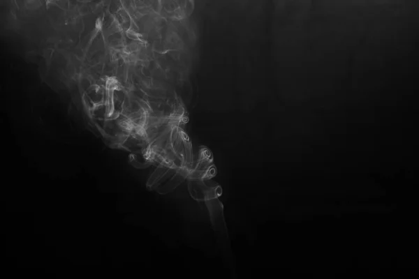暗い背景に煙が見えた。写真のオーバーレイのための抽象的な背景、デザイン要素 — ストック写真