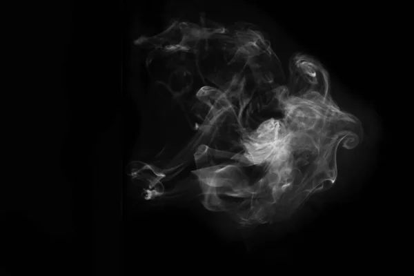 黒い背景に白い煙が隔離されている 煙のストック画像 — ストック写真