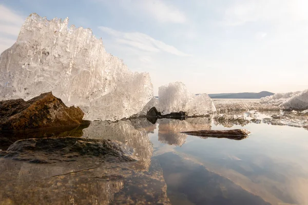 春天冰在湖中融化 冰在水中反射 日落前的时间 — 图库照片