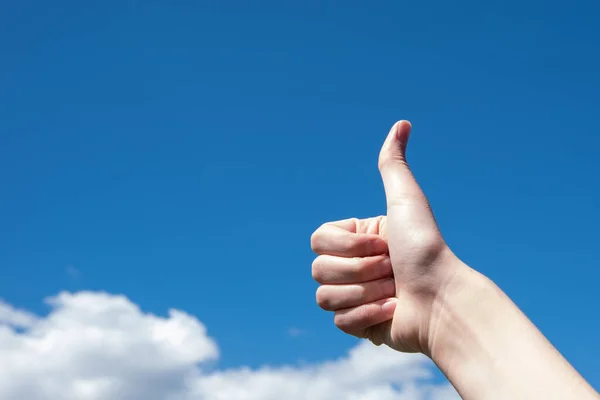 Gest Kciuk Góry Tle Błękitnego Nieba Chmur Kopiuj Przestrzeń Motywacja — Zdjęcie stockowe