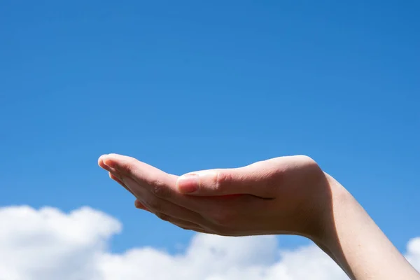 Пустота Открытой Женской Руки Фоне Голубого Неба Облаками Руку Вверх — стоковое фото