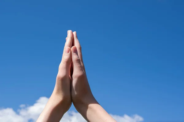 İki avuç içini birbirine yakın tut. El ele tutuşun. Bu bir dua ve minnettarlık sembolüdür. Merhaba ve Tayland pozisyonu için teşekkürler. Teşekkür ederim. İş kavramı, dünya kavramı, kopyalama alanı