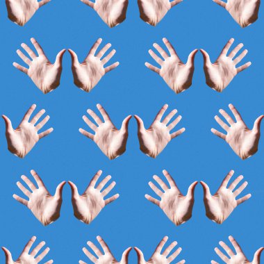 Mavi arka planda iki avuç içi izi var. Tasarım için minimalizm, arkaplan, doku.