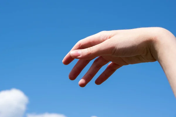 Пустота Открытой Женской Руки Расслабленный Жест Фоне Голубого Неба Использована — стоковое фото