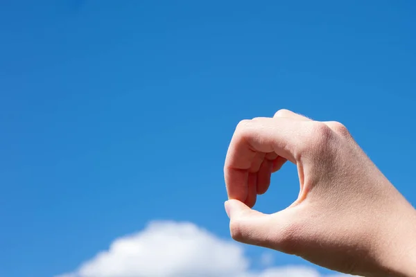 Крупным Планом Женская Рука Делает Кольцо Пальцев Изолированных Фоне Голубого — стоковое фото
