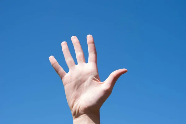 Gesture Closeup Woman Hand Showing Five Fingers Isolated Blue Sky — Stock Photo, Image