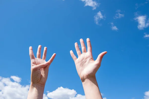Крупним Планом Жіночі Руки Показують Дев Ять Пальців Синьому Фоні — стокове фото