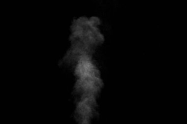 Karanlık bir arka planda duman gördüm. Resimlerde üst üste koymak için soyut arkaplan, tasarım ögesi.