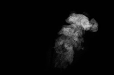 Siyah zemin üzerinde izole edilmiş nem damlaları olan buhar veya duman bukleleri, alçak tuş, kopyalama alanı.