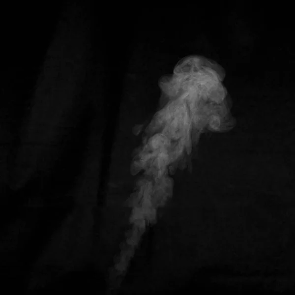 Крупный План Кудри Пара Дыма Капельками Влаги Изолированы Черном Фоне — стоковое фото