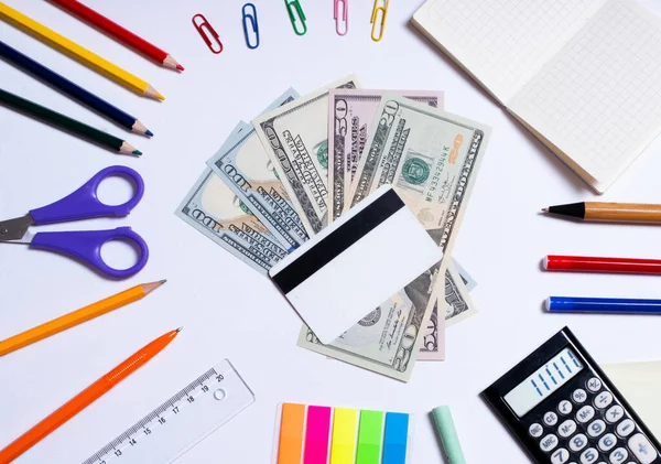Top kilátás egy fotó a dollár és egy bankkártya a közepén, és színes írószer, elszigetelt fehér alapon — Stock Fotó