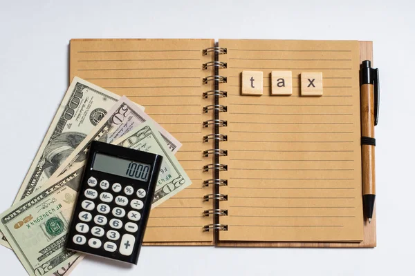 Apartment State Tax Hintergrundkonzept mit Notizbuch, Dollar und Taschenrechner auf weißem Hintergrund — Stockfoto