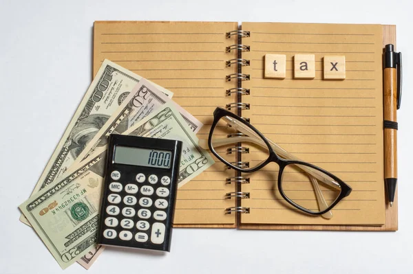 Egyéni jövedelemadó, számológép, készpénz és jegyzettömb fehér alapon. Fénymásolási hely — Stock Fotó