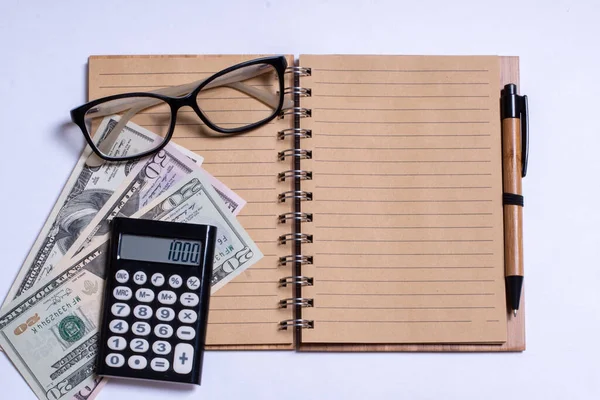 Концепція бізнесу, вид зверху, калькулятор, ручка, окуляри, блокнот на білому тлі. Податок на доходи фізичних осіб — стокове фото