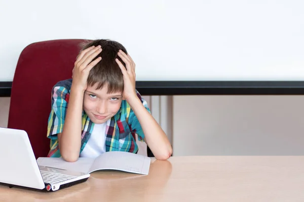 Niño Cansado Sosteniendo Cabeza Para Hacer Tarea Niño Con Dificultades — Foto de Stock