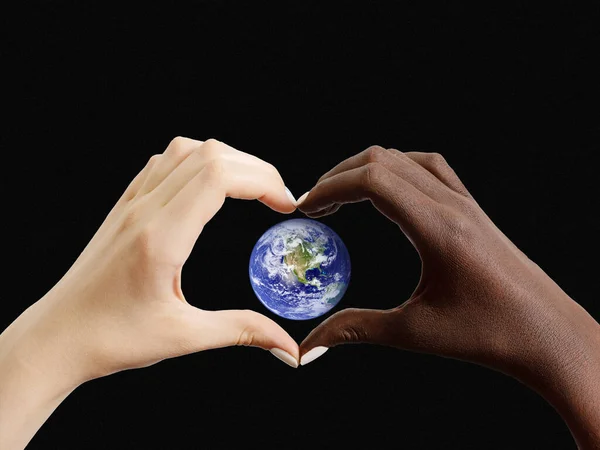 Manos Blancas Negras Forma Corazón Con Planeta Tierra Elementos Esta —  Fotos de Stock