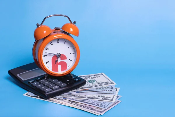 Reloj Despertador Naranja Calculadora Billetes Dinero Dólares Concepto Planificación Empresarial — Foto de Stock