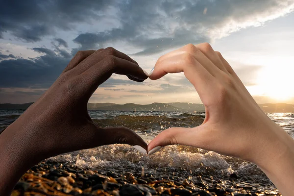 黑色和白色的手 以心脏的形式隔离在白色的背景下 种族间友谊制止种族主义概念 — 图库照片
