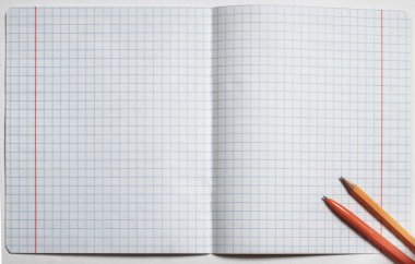 Boş kare bir defter, kalem ve kalemin üst görüntüsü. Düz konum, kopyalama alanı. Okul konseptine geri dönelim. İş konsepti