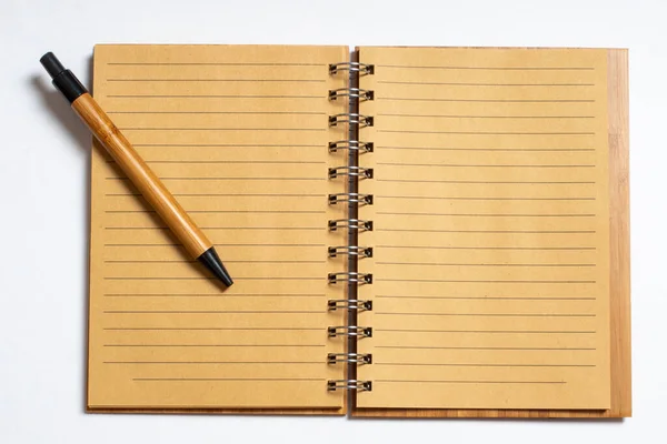 白い背景にペンや鉛筆で開いているノートブックのトップビュー フラットレイアウト コピースペース 学校のコンセプトに戻る 事業概念 — ストック写真