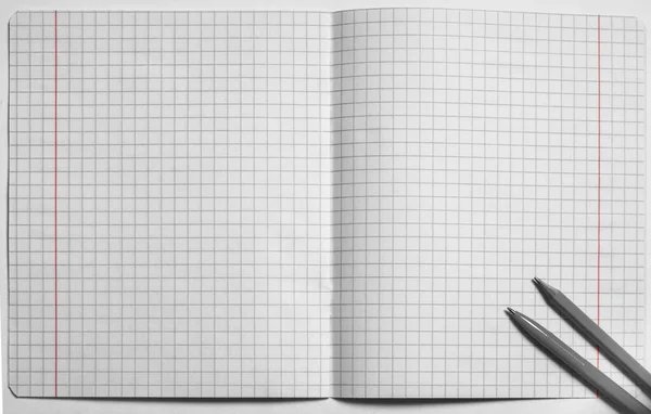 空白的正方形笔记本 钢笔和铅笔的顶部视图 平躺在地上 复制空间 黑白相间 回到学校的概念 业务概念 — 图库照片
