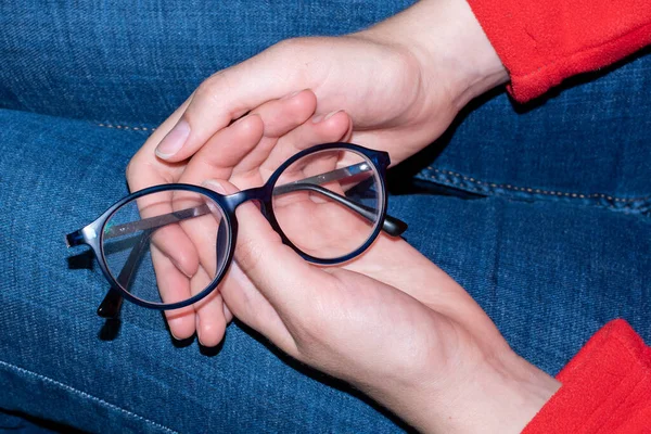 Detailní Záběr Lidských Rukou Modrými Obroučkami Brýlí Kolenou Oči Odpočívej — Stock fotografie