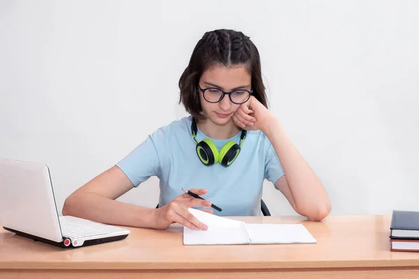 Porträtt Vacker Tonåring Som Sitter Vid Ett Bord Gör Läxor — Stockfoto