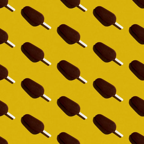 Padrão Sem Costura Sorvete Colorido Sorvete Baunilha Chocolate Fundo Amarelo — Fotografia de Stock