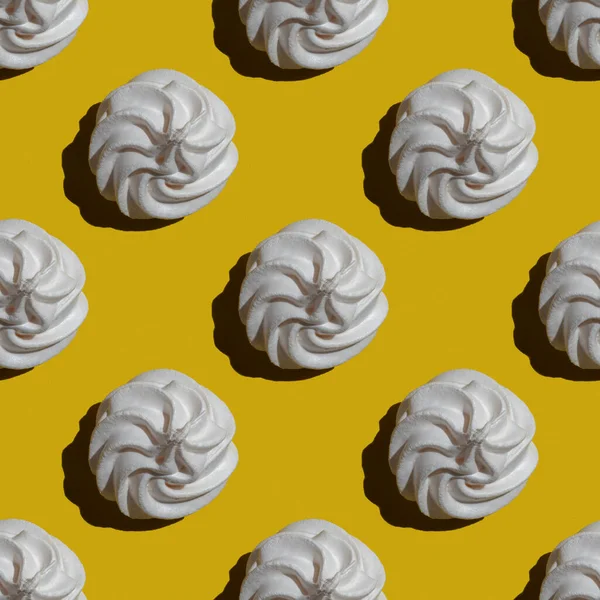 Bezešvé Marshmallow Nebo Meringue Vzor Izolované Žlutém Pozadí Sladkosti Jídla — Stock fotografie