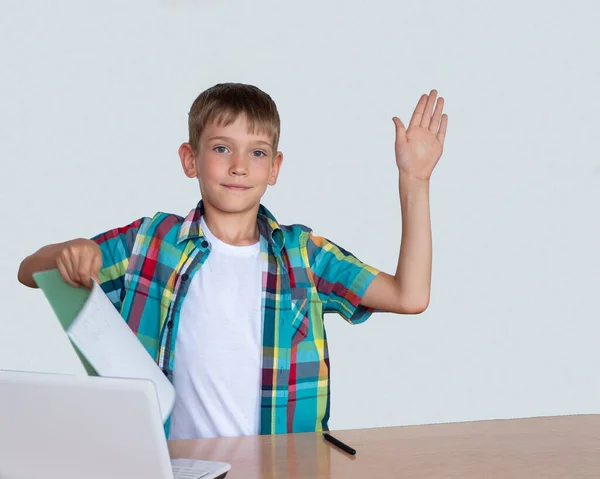 Chico Inteligente Lindo Levantó Mano Sostiene Otra Mano Cuaderno Con — Foto de Stock