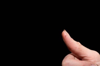 Siyah arka planda açık kesiği olan yaralı bir parmağın yakın çekimi, kopyalama alanı. Ev travması konsepti.